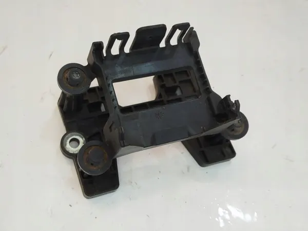 OEM 3Q0907704A tutkan kiinnike VW Passat B8:lle image 2