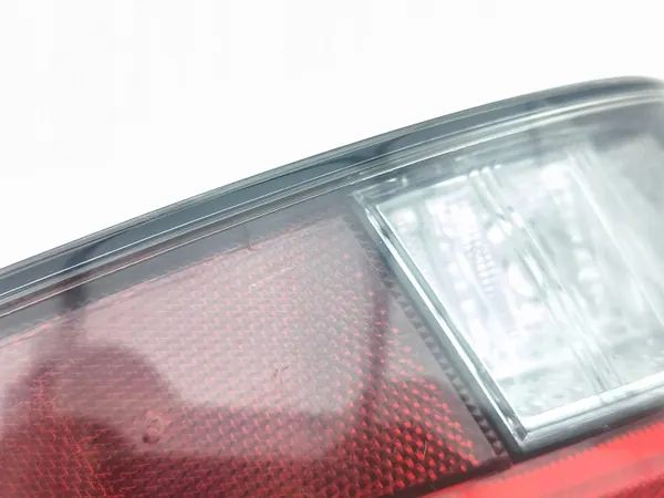 Toyota Prius 2016 Bakre stötfångarlampa OEM 8159047020 image 4