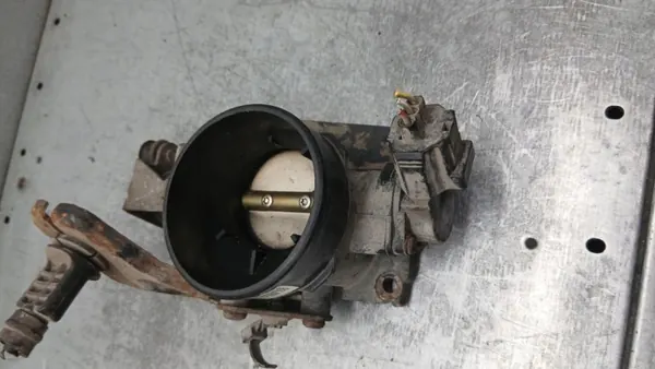 Corps de papillon OEM XS4U-BE 98121258 pour Ford Focus MK1 image 3