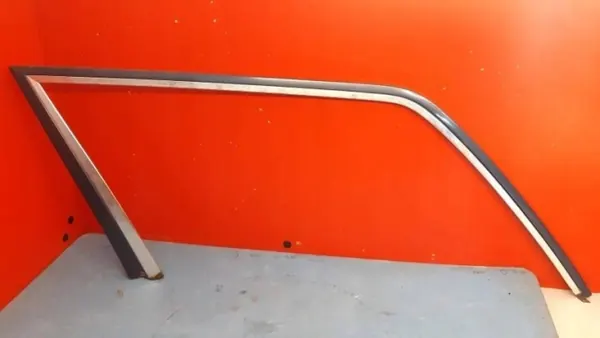 Mercedes W123 Kombi linker achterruitlijst OEM RBC2605 image 2