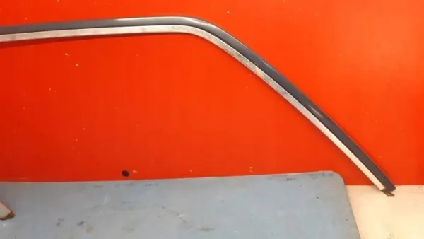 Mercedes W123 Kombi linker achterruitlijst OEM RBC2605 image 3