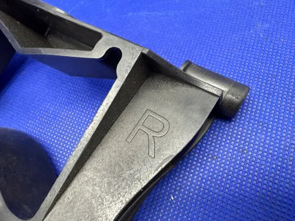 AUDI A6 C7 Glissière de fixation phare droit 4G0805608 image 3