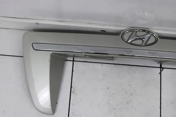 Moldurón de portón OEM TBS27424 para Hyundai Tucson I image 4