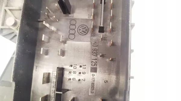 Caixa de Fusíveis Skoda Octavia 2009 1.8L OEM 1k0937125c image 3
