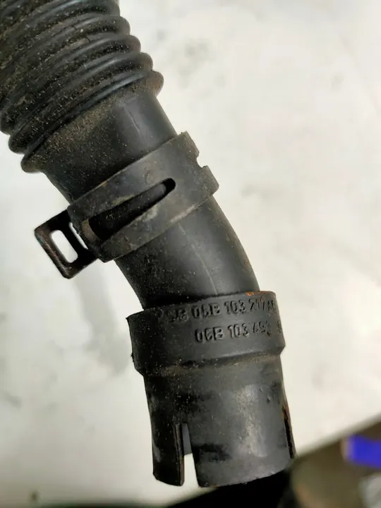 Audi A4 Passat Kansiilmanvaihtoputki 06B103217AC image 2