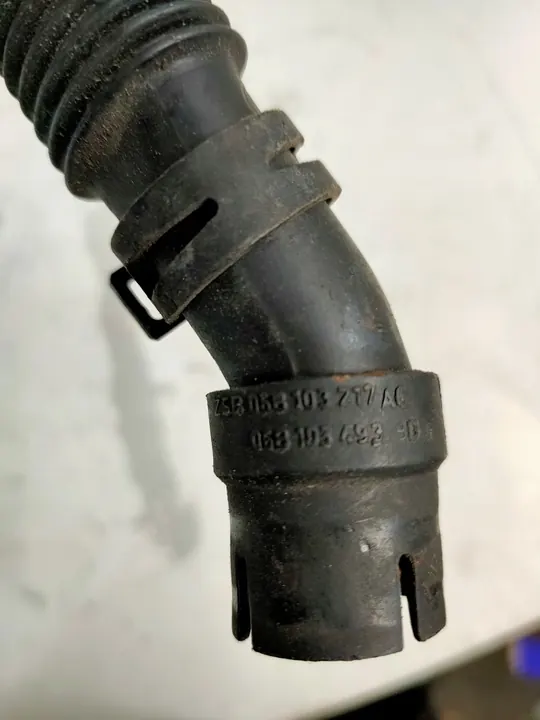 Audi A4 Passat Kansiilmanvaihtoputki 06B103217AC image 3