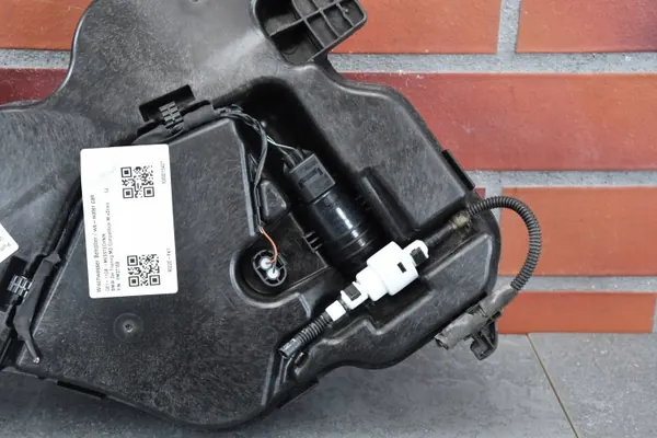 Pesulaitteen säiliö OEM 8084422 BMW M3/M4:lle image 4