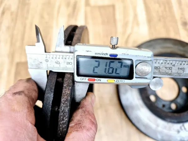 Disques de frein avant usés pour VW Bora 1.9 SDI image 3