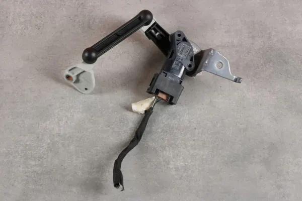 Capteur de Niveau Phare Arrière OEM 6895466 pour BMW image 2