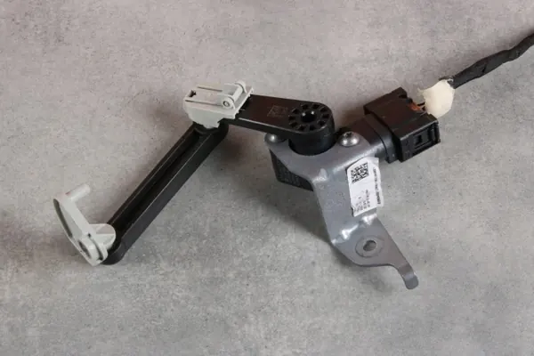 Capteur de Niveau Phare Arrière OEM 6895466 pour BMW image 3