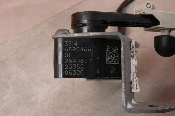 Capteur de Niveau Phare Arrière OEM 6895466 pour BMW image 6