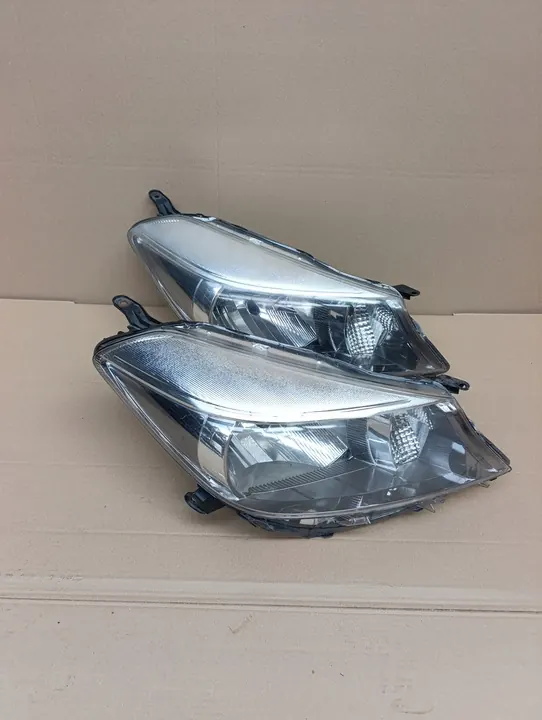 Refletor direito Toyota Yaris III 2011-2013 image 1