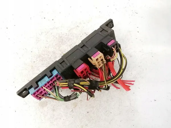 Caixa de fusíveis Volkswagen Passat 1999 1.9L 4a0937529 image 2