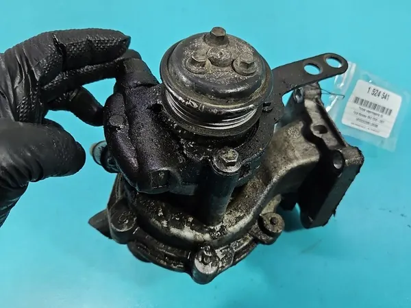 Servostyrningspump Ford Mondeo Mk3 2.0 TDDI image 4