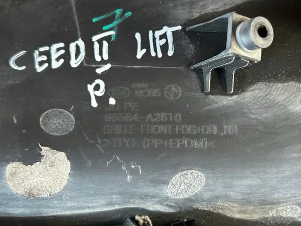 Grille de pare-chocs avant Kia Ceed II LIFT droite image 6