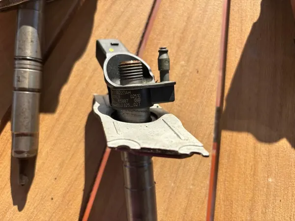 Iniettore AUDI Q7 4L 057130227AH image 2