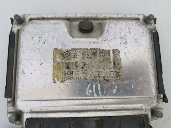 Unité de contrôle moteur VW Golf IV 1.6 image 2