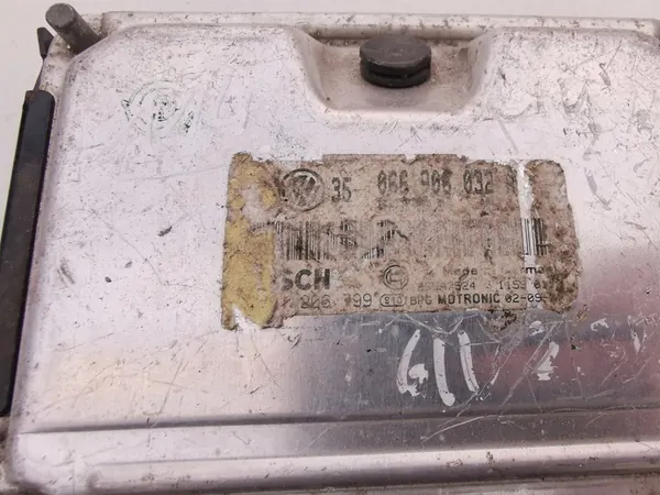 Unité de contrôle moteur VW Golf IV 1.6 image 3