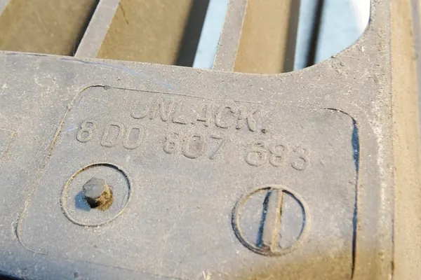 Grille de pare-chocs centrale AUDI A4 (8D2, B5) 8D0807683 image 3