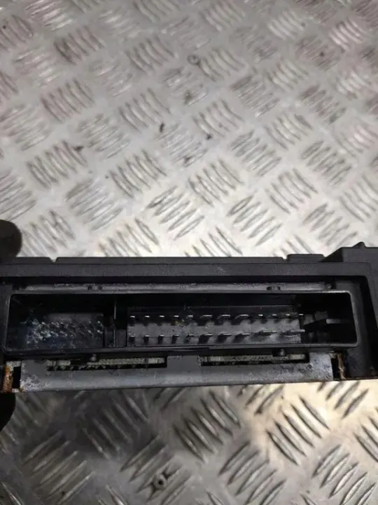 Amplificador de audio Audi OEM 8V0035465D - Usado image 4