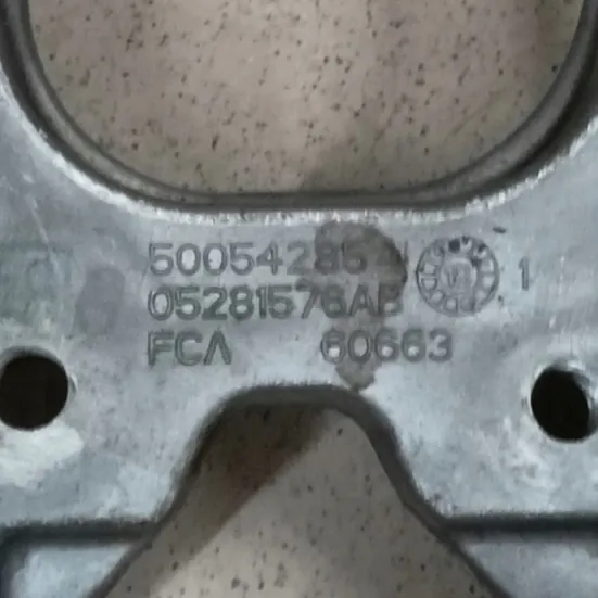 Soporte de alternador OEM 5281576AB para Jeep image 3