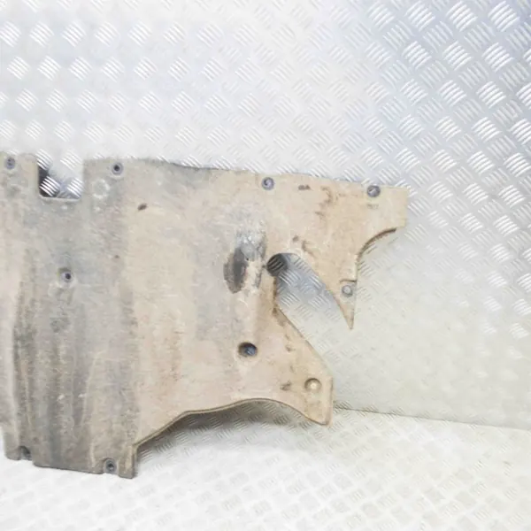 Bakre centrala underkåpa TESLA 2019 image 4