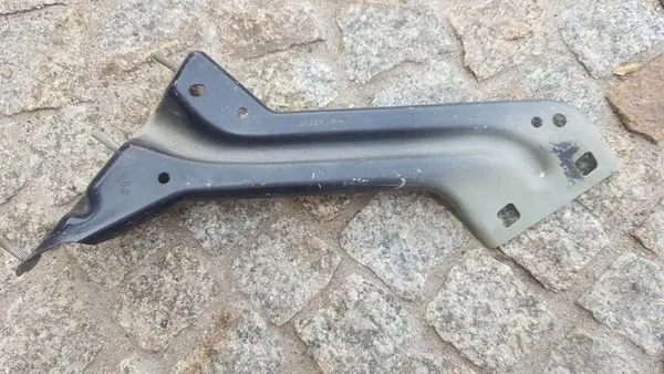 AUDI Q5 8R Höger skärm fäste OEM 8R0821136 image 2