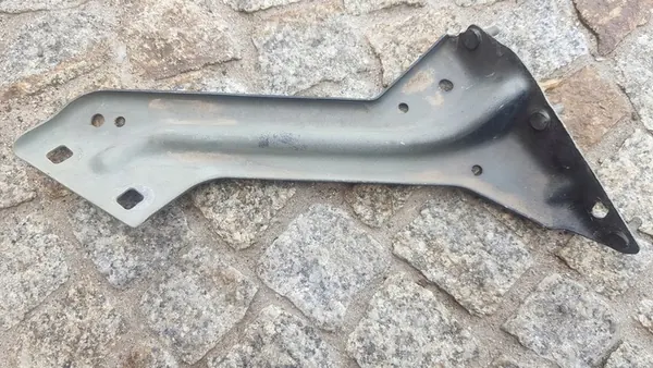 AUDI Q5 8R Höger skärm fäste OEM 8R0821136 image 3