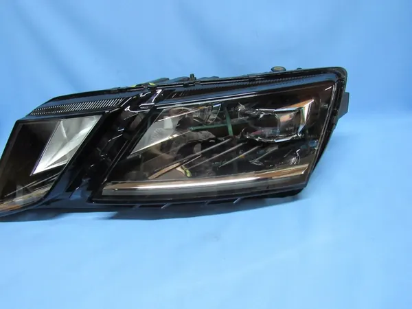 Farol esquerdo Skoda Octavia III Lift Full LED image 2