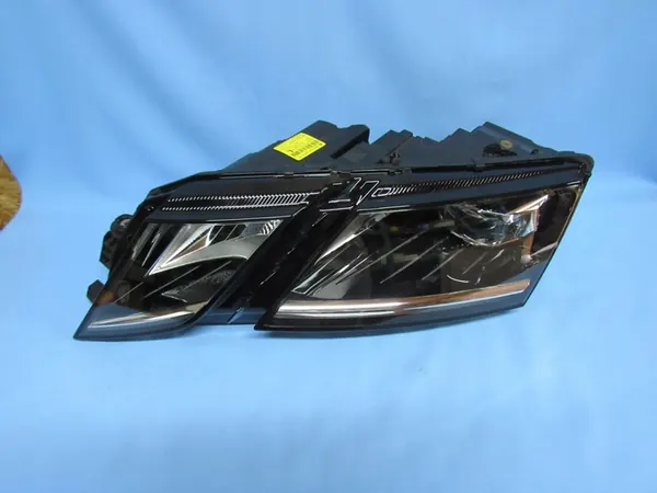 Farol esquerdo Skoda Octavia III Lift Full LED image 4