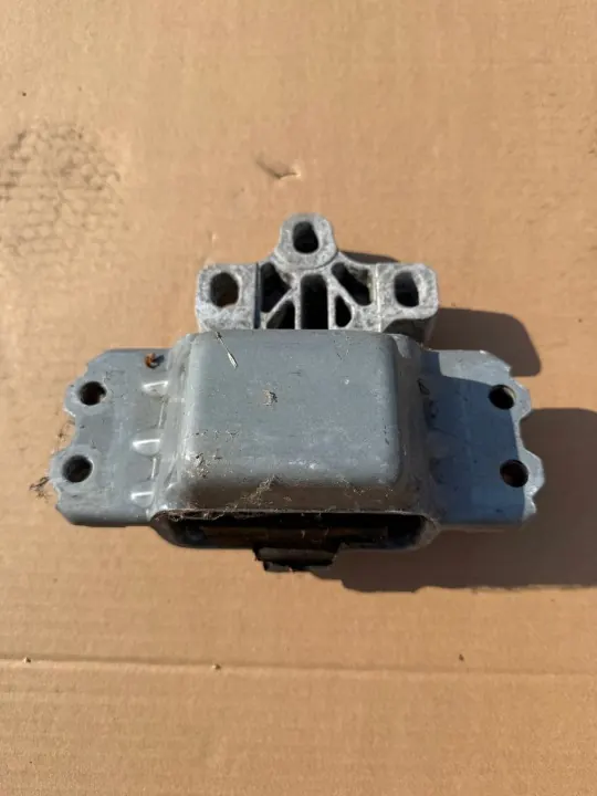 VW AUDI SKODA Moottorin Kiinnike OEM 5N0199555L image 3