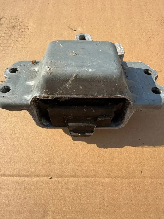 VW AUDI SKODA Moottorin Kiinnike OEM 5N0199555L image 4