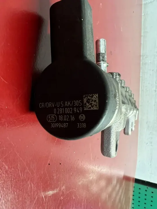 2016 BMW X1 F48 F49 Fuel Distributor 8514154 image 2