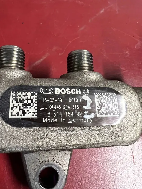 2016 BMW X1 F48 F49 Fuel Distributor 8514154 image 3