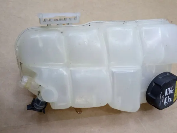 Volvo V40 2.0B 2016 OEM 31338763 Depósito de líquido image 3