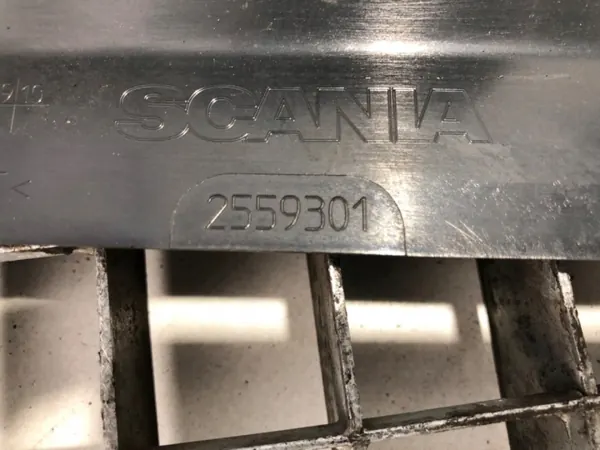 Degrau Cabina Esquerdo Scania OEM 2559301 - Usado image 6