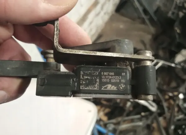 Sensor de nível direito BMW X5 F15 X6 F16 6867648 image 3