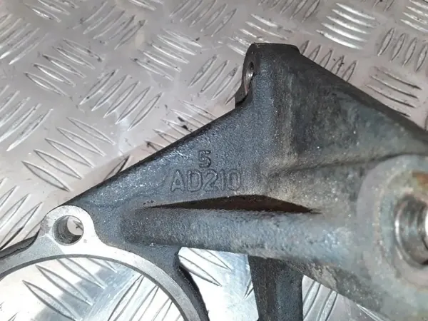 Nissan AD210 OEM Halvaxelfäste - Begagnad image 6