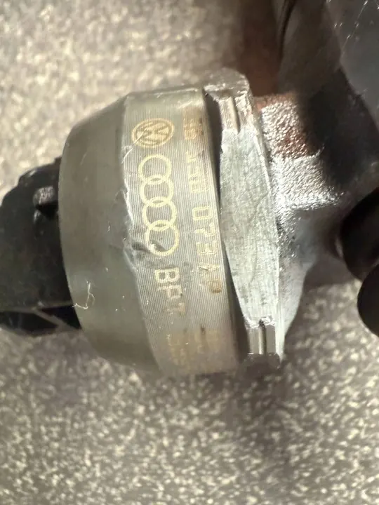 Iniettore 2.0 TDI VW Skoda Seat 038130073AP image 3