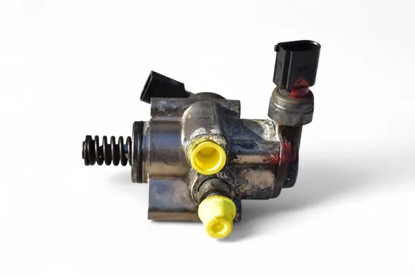 Polttoainepumppu VW GOLF V AUDI A3 8P A4 B7 SEAT LEON II 2.0 TFSI 06F127025B image 3