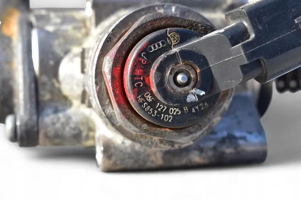 Polttoainepumppu VW GOLF V AUDI A3 8P A4 B7 SEAT LEON II 2.0 TFSI 06F127025B image 7