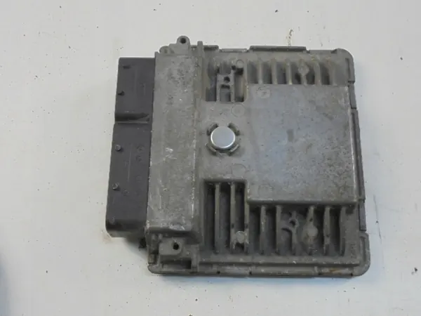 Controlador Motor Skoda OE 03F906070HA - Usado image 6