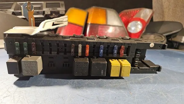 Sulake- ja relemoduuli MERCEDES W203 C-luokka 2.0 5DK00797420 image 2