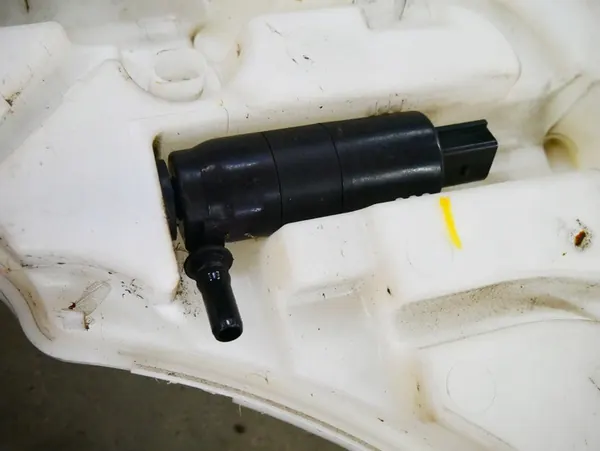 BMW F34 F30 F22 F20 F21 Pesunesteen säiliö 7241679 image 4