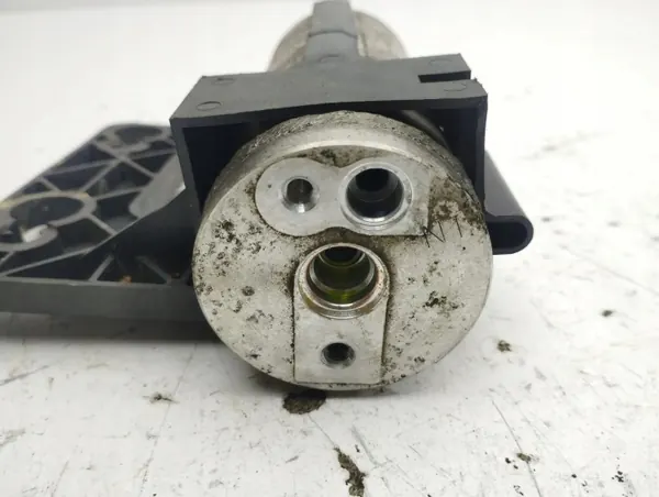Secador de aire A/C Chrysler OEM 323330 - Usado image 7