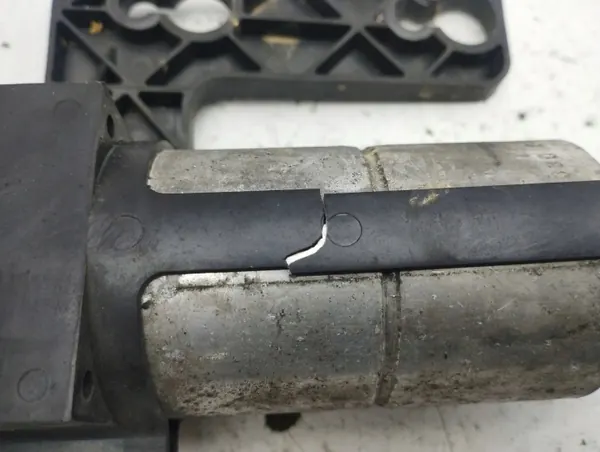 Secador de aire A/C Chrysler OEM 323330 - Usado image 8