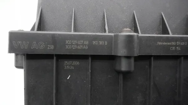 VW GOLF V 1.9 TDI Ilmansuodattimen Kotelo 0281002461 image 4