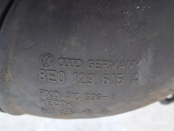 Tuyau d'Admission Audi OEM 8E0129615A - Occasion image 3