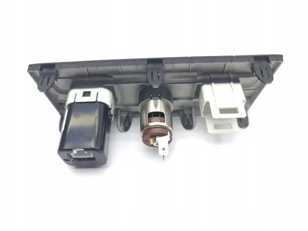 Tomada USB Hyundai i20 OEM 96125Q0120 - Usado image 3
