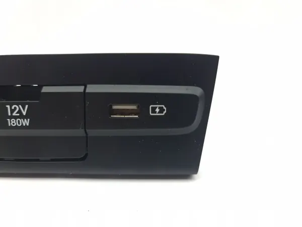 Tomada USB Hyundai i20 OEM 96125Q0120 - Usado image 4